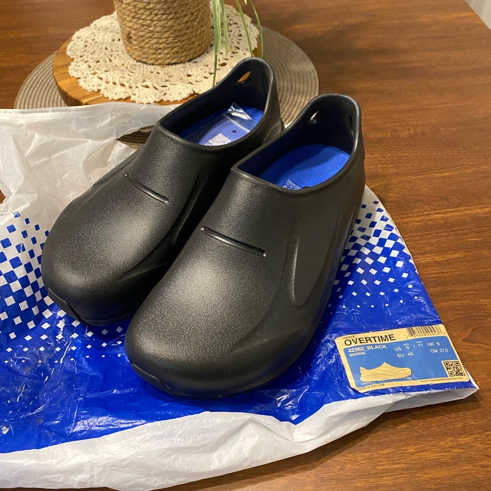 Shoes for Crews Unisex-Adult Overtime non-slip - men’s size 9 woman’s size 11